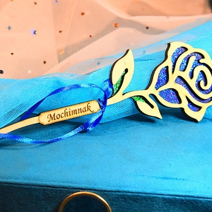 Nőnapi kék rózsa fából név gravírozással, Otthon & Életmód, Virágdekoráció, Virágdíszek, Lézervágott virágdíszek, Famegmunkálás, Festett tárgyak, MESKA