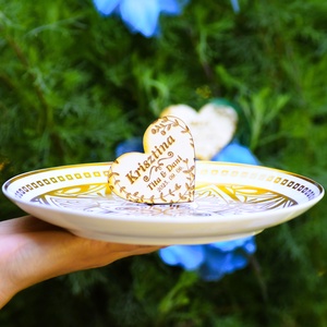 Szív formájú fa ültetőkártya esküvőre, név gravírozással - esküvő - dekoráció - tábla & jelzés - Meska.hu