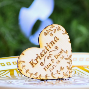 Szív formájú fa ültetőkártya esküvőre, név gravírozással - Meska.hu