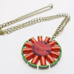 Piros Tesla-tekercs medál bronz láncon, Ékszer, Nyaklánc, Medálos nyaklánc, Újrahasznosított alapanyagból készült termékek, MESKA