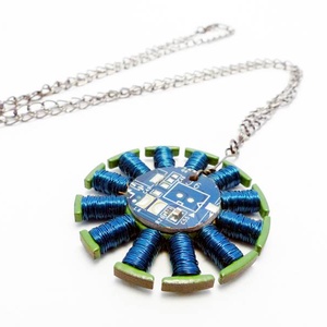 Kék Tesla-tekercs medál fekete fémláncon, Ékszer, Nyaklánc, Medálos nyaklánc, Újrahasznosított alapanyagból készült termékek, MESKA