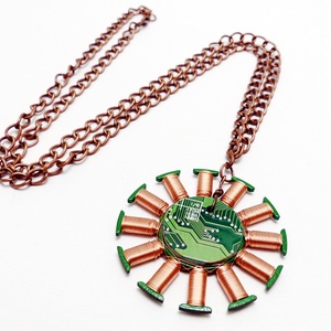 Tesla-tekercs medál rézláncon zöld áramkör darabbal, Ékszer, Nyaklánc, Medálos nyaklánc, Újrahasznosított alapanyagból készült termékek, MESKA