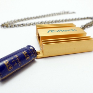 Arany színű hűtőborda medál kondenzátor kiegészítővel bronz színű láncon - Meska.hu