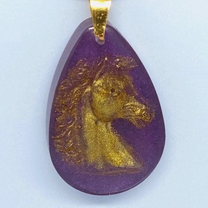 Kézműves nyaklánc, lila medál arany lófej motívummal  - Meska.hu