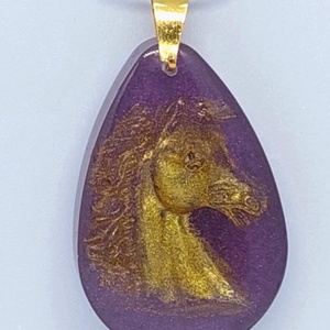 Kézműves nyaklánc, lila medál arany lófej motívummal  - ékszer - nyaklánc - medál - Meska.hu