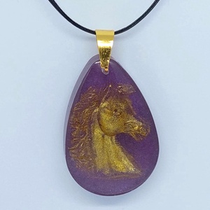 Kézműves nyaklánc, lila medál arany lófej motívummal  - ékszer - nyaklánc - medál - Meska.hu
