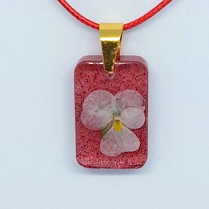 Piros műgyanta medál préselt virággal  finom, romantikus ékszer - Meska.hu