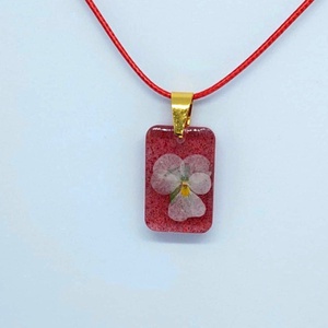 Piros műgyanta medál préselt virággal  finom, romantikus ékszer - ékszer - nyaklánc - medál - Meska.hu