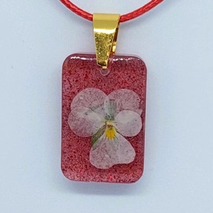 Piros műgyanta medál préselt virággal  finom, romantikus ékszer - ékszer - nyaklánc - medál - Meska.hu