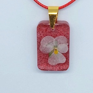 Piros műgyanta medál préselt virággal  finom, romantikus ékszer - ékszer - nyaklánc - medál - Meska.hu