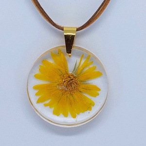 Körömvirág gyantába zárva - ékszer - nyaklánc - medál - Meska.hu