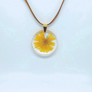 Körömvirág gyantába zárva - ékszer - nyaklánc - medál - Meska.hu