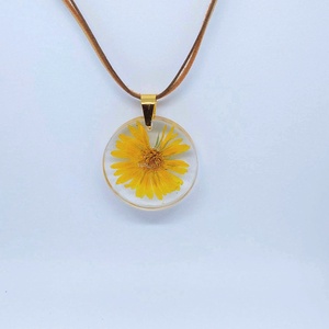 Körömvirág gyantába zárva - ékszer - nyaklánc - medál - Meska.hu
