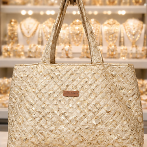 Arany táska, Táska & Tok, Kézitáska & válltáska, Nagy pakolós táska, Varrás, Halványbézs arannyal fűszerezve. Kívül steppelt anyag, belül pamut bélés. A nagy belső részt ketté ..., MESKA