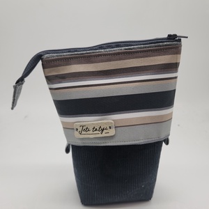 Tolltartó, Otthon & Életmód, Papír, írószer, Tolltartó & Ceruzatekercs, Varrás, Egy különleges tolltartó van a fotókon. Ha kihúzod a cipzárat és a két fülecskénél lehúzod, akkor n..., MESKA