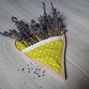 Zöld pöttyös szívalakú textil fali dekoráció,fali virágtartó, egyedi fali neszeszertartó, fali fényképtartó,falidísz - otthon & életmód - dekoráció - fali és függő dekoráció - falra akasztható dekor - Meska.hu