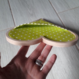 Zöld pöttyös szívalakú textil fali dekoráció,fali virágtartó, egyedi fali neszeszertartó, fali fényképtartó,falidísz - otthon & életmód - dekoráció - fali és függő dekoráció - falra akasztható dekor - Meska.hu