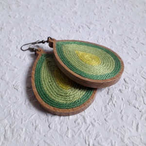 Nagy csepp alakú  Zöld fonal fülbevaló ,textil egyedi fülbevaló, fonal fülbevaló, fafülbevaló, Ékszer, Fülbevaló, Lógó fülbevaló, Ékszerkészítés, MESKA