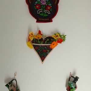 Magyaros szívalakú textil fali dekoráció, Hungarian folk fali virágtartó, egyedi falidísz, fali fényképtartó,, Otthon & Életmód, Dekoráció, Fali és függő dekoráció, Falra akasztható dekor, Famegmunkálás, Varrás, MESKA