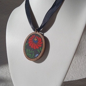 Fa ovális alakú matyó mintás nyaklánc,matyó ékszer,folklór textil ékszer,magyaros nyaklánc,Hungarian folk jewellery - Meska.hu