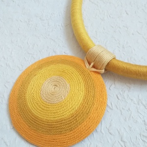 OGEL BIB sárga árnyalatú fonalnyaklánc, Textil nyaklánc, textil ékszer, fonalékszer - ékszer - nyaklánc - medálos nyaklánc - Meska.hu