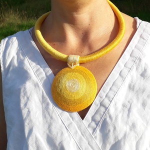 OGEL BIB sárga árnyalatú fonalnyaklánc, Textil nyaklánc, textil ékszer, fonalékszer - ékszer - nyaklánc - medálos nyaklánc - Meska.hu