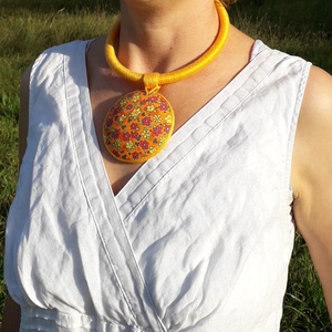 OGEL BIB sárga virágos árnyalatú nyaklánc, Textil nyaklánc, textil ékszer - ékszer - nyaklánc - medálos nyaklánc - Meska.hu