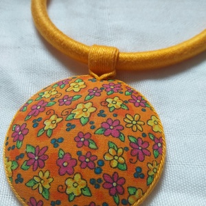 OGEL BIB sárga virágos árnyalatú nyaklánc, Textil nyaklánc, textil ékszer - ékszer - nyaklánc - medálos nyaklánc - Meska.hu