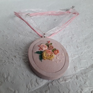 3D Hímzett színes virágos nyaklánc rózsaszín alapon, hímzett ékszer, hímzett nyaklánc, modern hímzés - ékszer - nyaklánc - medálos nyaklánc - Meska.hu