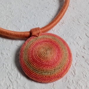 OGEL barackszínű fonal nyaklánc, textil nyaklánc, textil ékszer, egyedi stílus - ékszer - nyaklánc - hosszú nyaklánc - Meska.hu