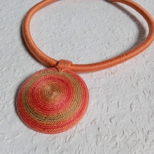 OGEL barackszínű fonal nyaklánc, textil nyaklánc, textil ékszer, egyedi stílus - ékszer - nyaklánc - hosszú nyaklánc - Meska.hu