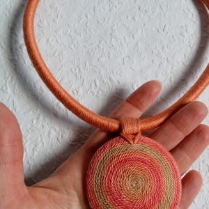 OGEL barackszínű fonal nyaklánc, textil nyaklánc, textil ékszer, egyedi stílus - ékszer - nyaklánc - hosszú nyaklánc - Meska.hu