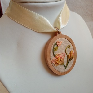 Hímzett  3d hatású tarka virág, hímzett ékszer, hímzett nyaklánc, modern hímzés, brazil hímzés - ékszer - nyaklánc - medálos nyaklánc - Meska.hu