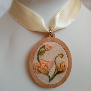 Hímzett  3d hatású tarka virág, hímzett ékszer, hímzett nyaklánc, modern hímzés, brazil hímzés - ékszer - nyaklánc - medálos nyaklánc - Meska.hu