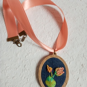 Brazil hímzéssel készült virágos medál, hímzett ékszer, hímzett nyaklánc, modern hímzés, 3d hímzés - ékszer - nyaklánc - medálos nyaklánc - Meska.hu