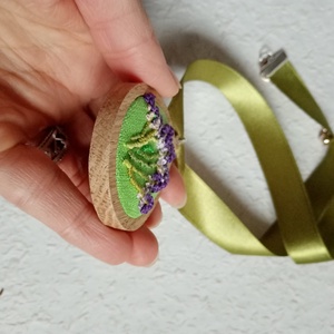 Hímzett  3d hatású levendula virág, hímzett ékszer, hímzett nyaklánc, modern hímzés, brazil hímzés - ékszer - nyaklánc - medálos nyaklánc - Meska.hu