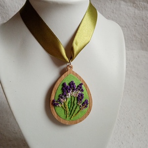 Hímzett  3d hatású levendula virág, hímzett ékszer, hímzett nyaklánc, modern hímzés, brazil hímzés - ékszer - nyaklánc - medálos nyaklánc - Meska.hu