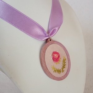 Hímzett pink virágos nyaklánc, hímzett ékszer, hímzett nyaklánc, modern hímzés - ékszer - nyaklánc - medálos nyaklánc - Meska.hu