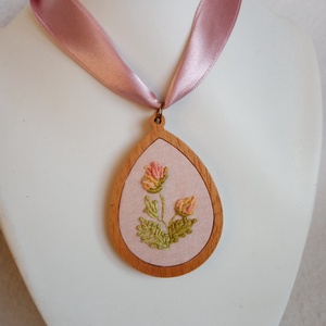 Hímzett mezei virág virágos nyaklánc, hímzett ékszer, hímzett nyaklánc, modern hímzés - ékszer - nyaklánc - medálos nyaklánc - Meska.hu