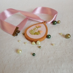 Hímzett mezei virág virágos nyaklánc, hímzett ékszer, hímzett nyaklánc, modern hímzés - ékszer - nyaklánc - medálos nyaklánc - Meska.hu