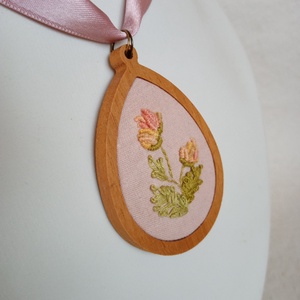 Hímzett mezei virág virágos nyaklánc, hímzett ékszer, hímzett nyaklánc, modern hímzés - ékszer - nyaklánc - medálos nyaklánc - Meska.hu