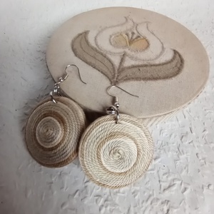 Szürke és bézs fonal fülbevaló, Textil fülbevaló, textil ékszer, fonalékszer - ékszer - fülbevaló - fülékszer - Meska.hu