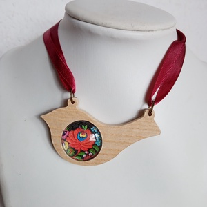 Kalocsai mintás faalapra készült madárkás nyaklánc, folk nyaklánc, magyaros ékszer, folklór nyaklánc - ékszer - nyaklánc - medálos nyaklánc - Meska.hu