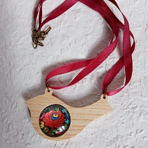 Kalocsai mintás faalapra készült madárkás nyaklánc, folk nyaklánc, magyaros ékszer, folklór nyaklánc - ékszer - nyaklánc - medálos nyaklánc - Meska.hu