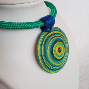 OGEL BIB Páva színű fonalnyaklánc, Textil nyaklánc, textil ékszer, fonalékszer - ékszer - nyaklánc - medálos nyaklánc - Meska.hu