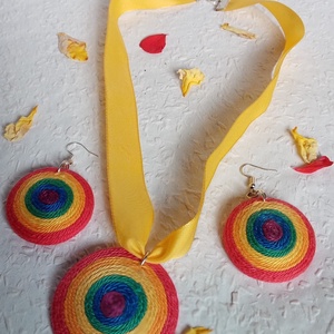 Pride ékszer,Szivárvány Kerek fonal fülbevaló és nyaklánc, textil ékszer, fonalékszer, Szivárvány ékszer - Meska.hu