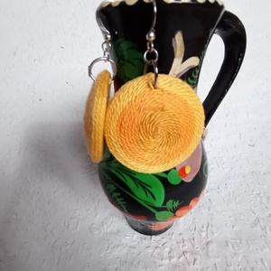 Napsugár OGEL Kerek fonal fülbevaló, Textil nyaklánc,  textil ékszer, fonalékszer - ékszer - fülbevaló - lógós kerek fülbevaló - Meska.hu