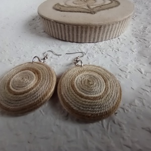 Szürke és bézs OGEL fonal fülbevaló, Textil fülbevaló, textil ékszer, fonalékszer - ékszer - fülbevaló - lógós kerek fülbevaló - Meska.hu