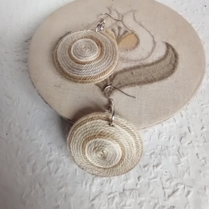 Szürke és bézs OGEL fonal fülbevaló, Textil fülbevaló, textil ékszer, fonalékszer - ékszer - fülbevaló - lógós kerek fülbevaló - Meska.hu