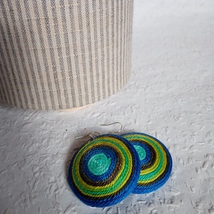 Páva OGEL fonal fülbevaló, Textil fülbevaló, textil ékszer, fonalékszer, páva ékszer - ékszer - fülbevaló - lógós kerek fülbevaló - Meska.hu
